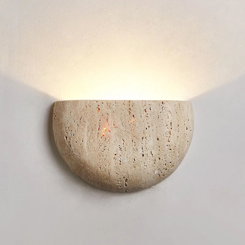 Ishi | Wabi-Sabi Travertijn Wandlamp – Wabi-Sabi Design Van Natuursteen Met Subtiele Glans