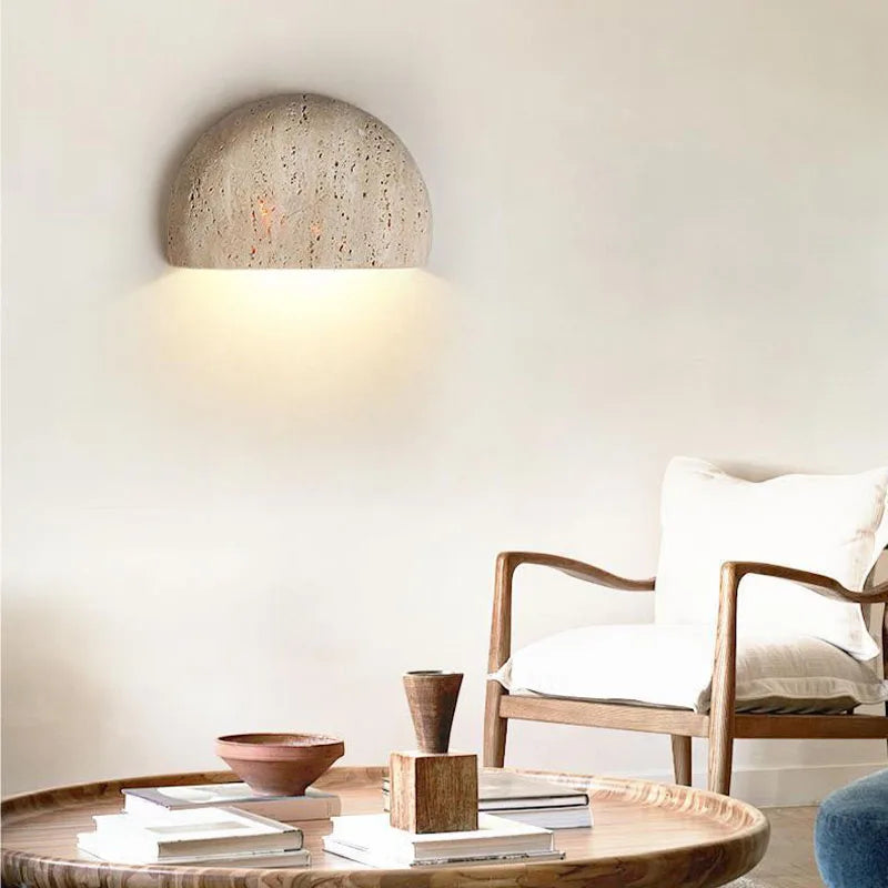 Ishi | Wabi-Sabi Travertijn Wandlamp – Wabi-Sabi Design Van Natuursteen Met Subtiele Glans