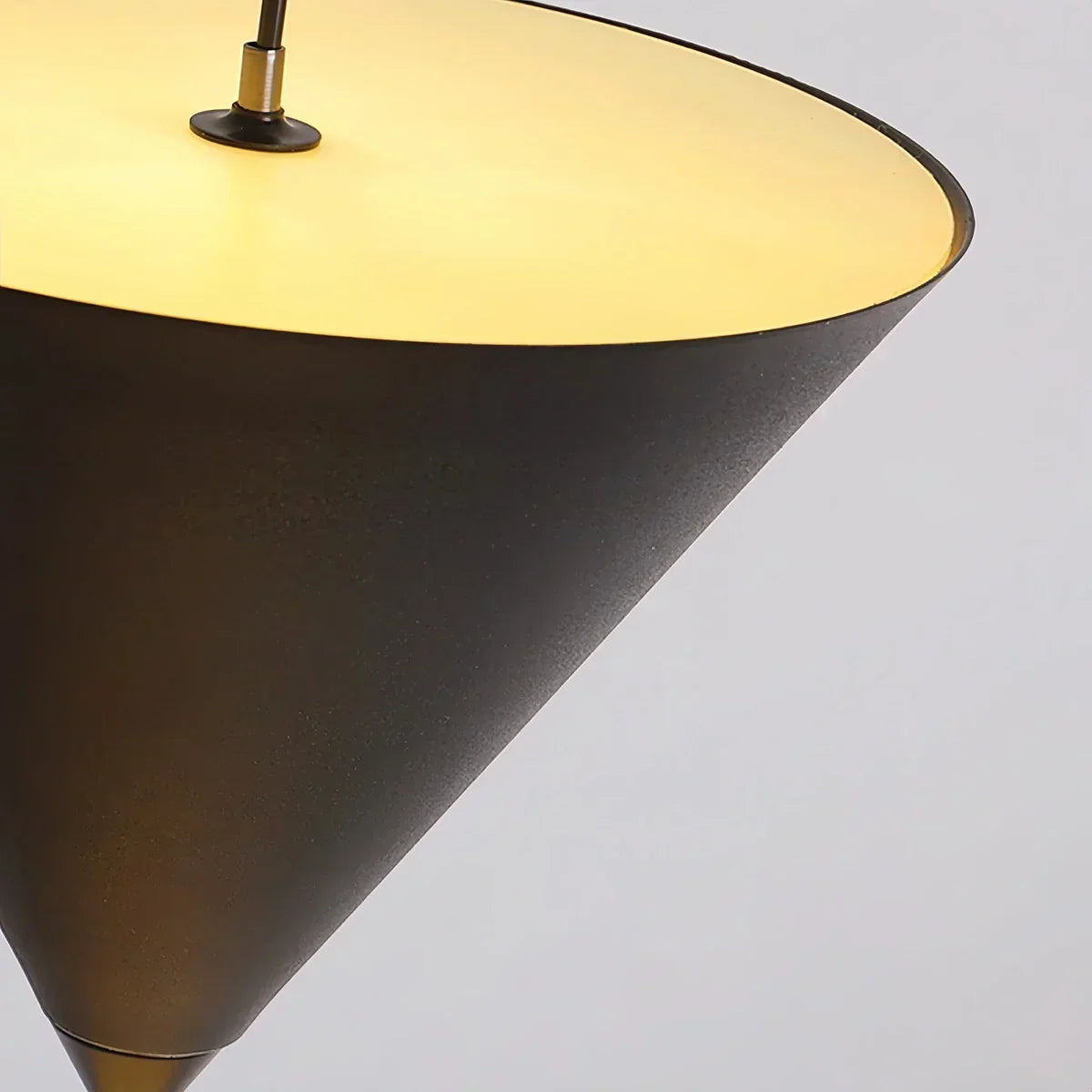 Colonna | Architecturale Vloer Tot Plafond Lamp – Minimalistisch Design Met Kegelvormige Led-Elementen