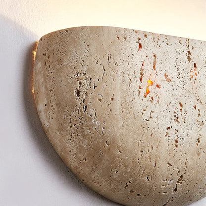Ishi | Wabi-Sabi Travertijn Wandlamp – Wabi-Sabi Design Van Natuursteen Met Subtiele Glans